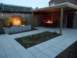 luxe tuinoverkapping, met een natuurstenen terras. moderne achtertuin aanleggen in Tilburg De Moer Loon op Zand Tilburg Reeshof Breda Vught Waarle Veldhoven